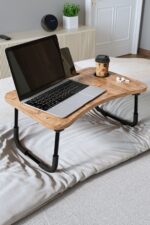 ⁦طاولة حامل كمبيوتر قابل للطي مع حامل للهاتف والقهوة⁩ - الصورة ⁦4⁩