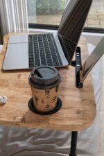 ⁦طاولة حامل كمبيوتر قابل للطي مع حامل للهاتف والقهوة⁩ - الصورة ⁦7⁩